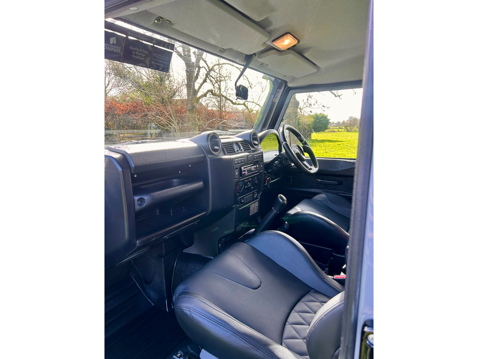 2017 Land Rover Defender - image 19