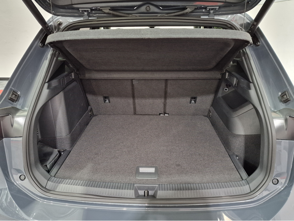 2025 Volkswagen Tiguan 1.5TSi PHEV R-LINE AUTOMATIC **ONE OWNER / NEW MODEL / APPLE CARPLAY / ADAPTIVE CRUISE CONTROL / BLIND SPOT ASSIST / HEATED & MASSAGE FRONT SEATS / HEATED STEERING WHEEL / WIRELESS PHONE CHARGING** €50,900