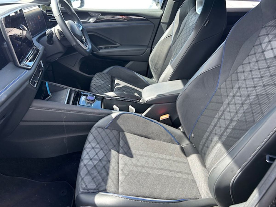 2024 Volkswagen Tiguan - image 4