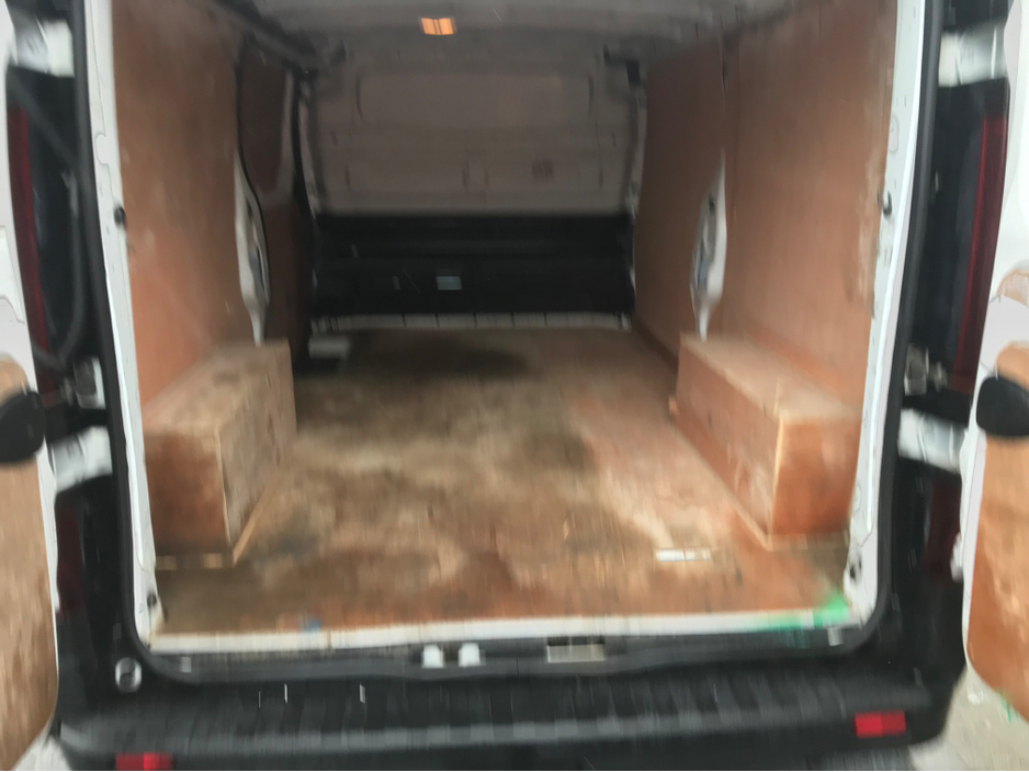 2021 Renault Trafic - image 25