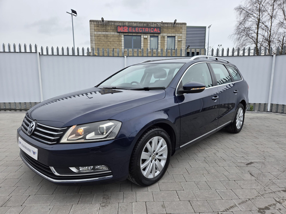 2011 Volkswagen Passat - image 4