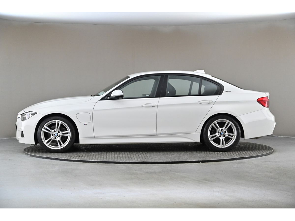 2017 BMW 3 Series - image 5