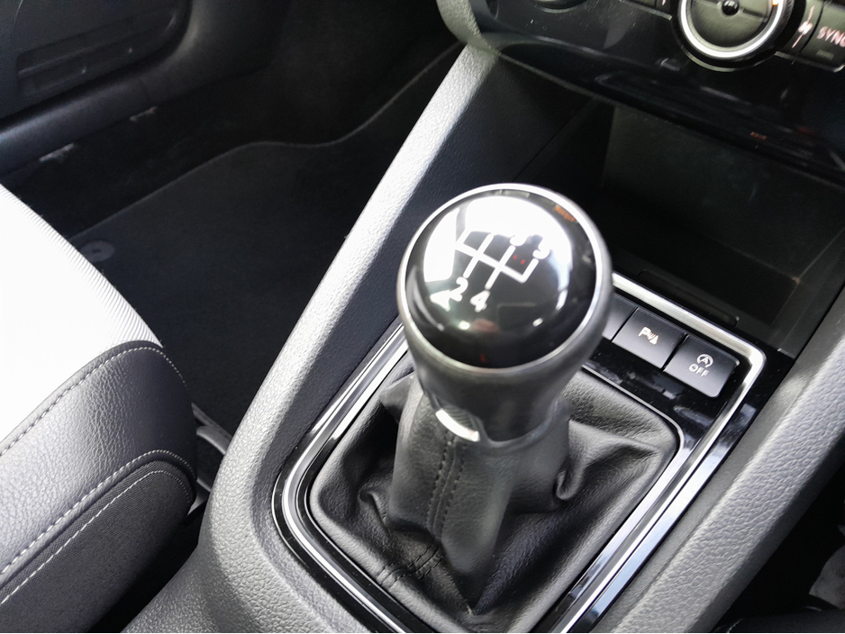 2015 Volkswagen Jetta - image 32