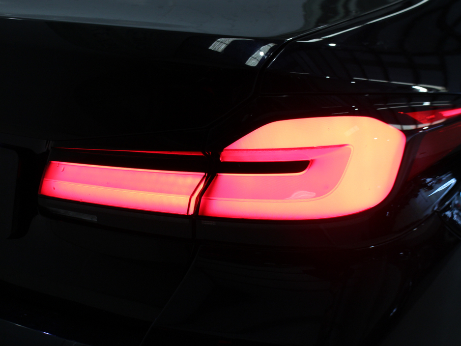 2021 BMW 5 Series - image 10