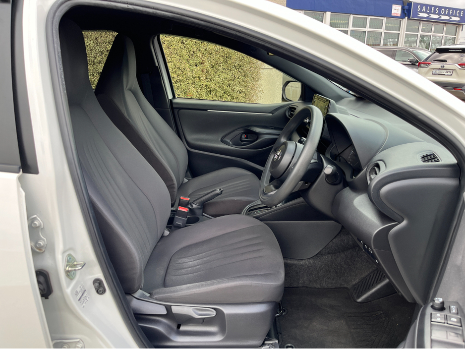 2020 Toyota Yaris - image 10