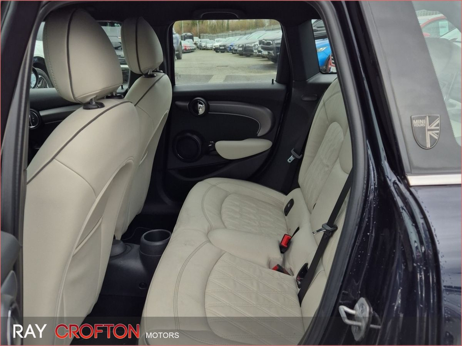 2022 MINI Hatch Cooper Exclusive €26,500