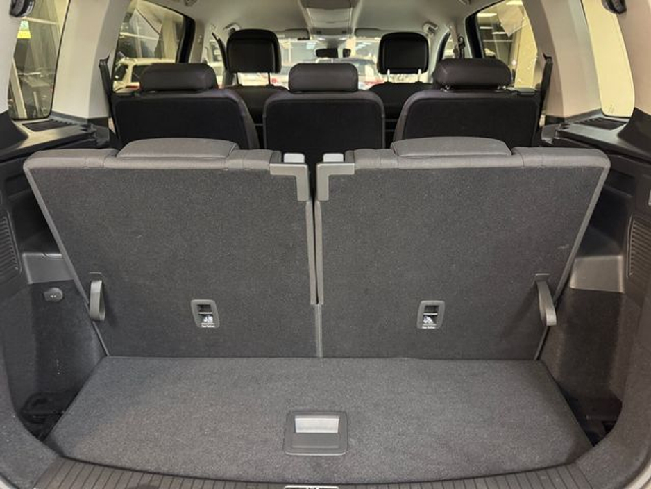 2021 Volkswagen Touran - image 18