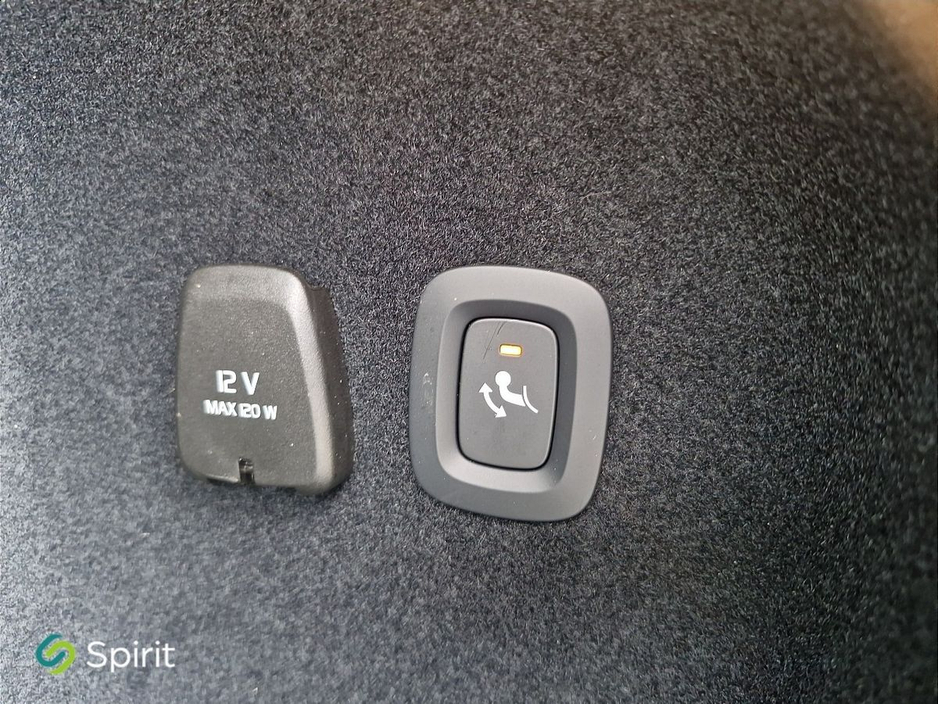 2025 Volvo V60 - image 20