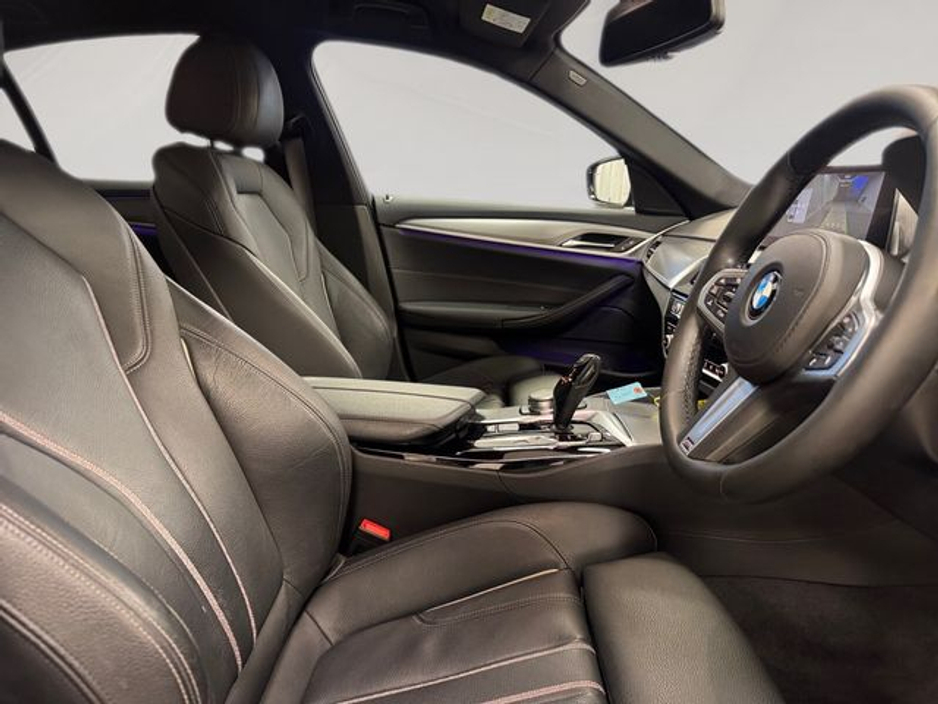 2020 BMW 5 Series - image 11