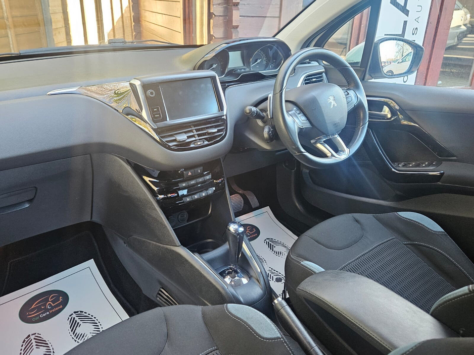 2015 Peugeot 208 - image 20