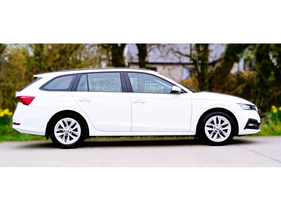 2021 Skoda Octavia - image 2