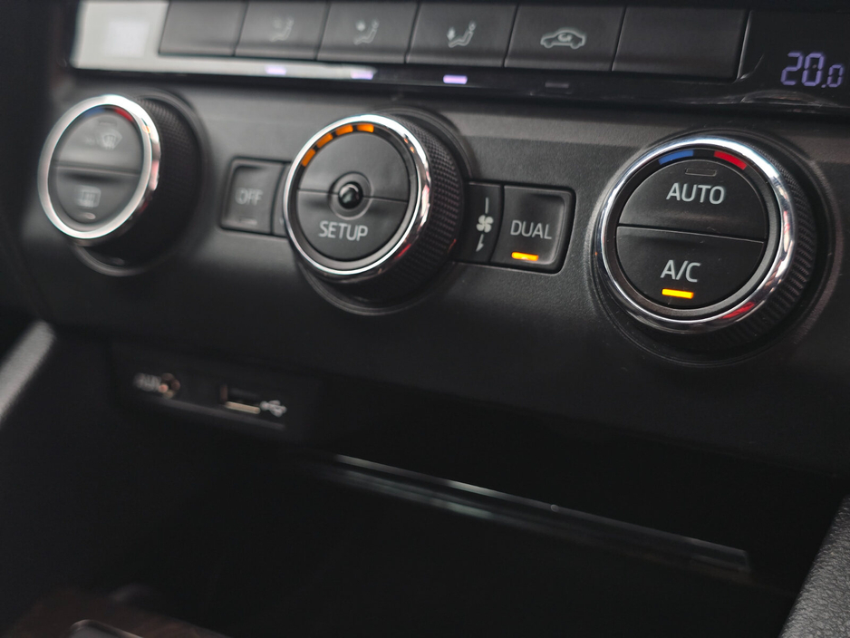 2015 Skoda Octavia - image 23