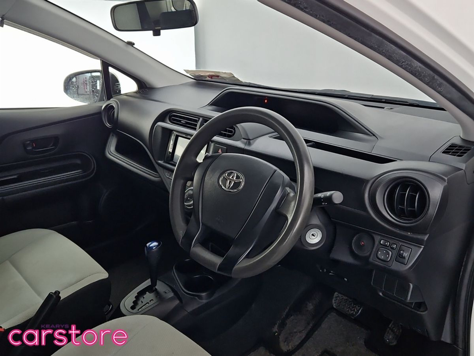 2016 Toyota Aqua - image 9