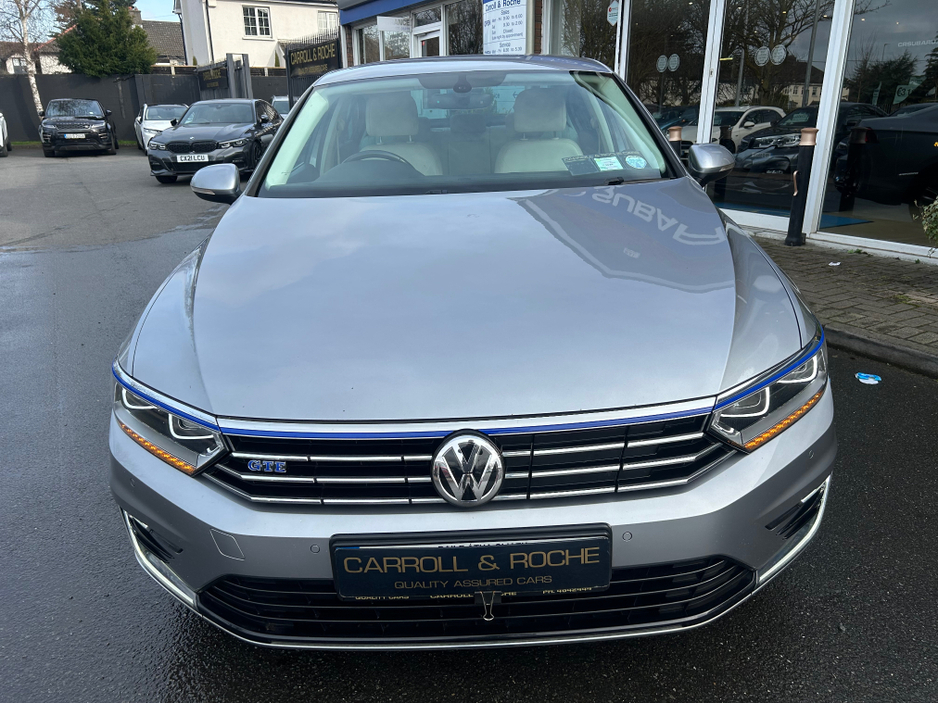 2018 Volkswagen Passat - image 5