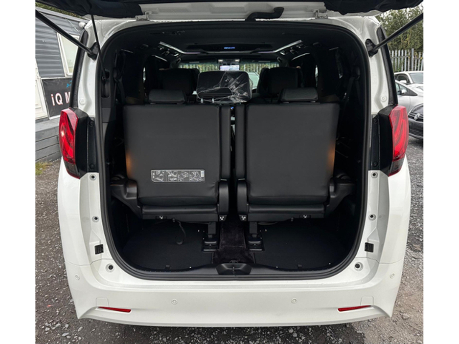 2015 Toyota Alphard - image 10