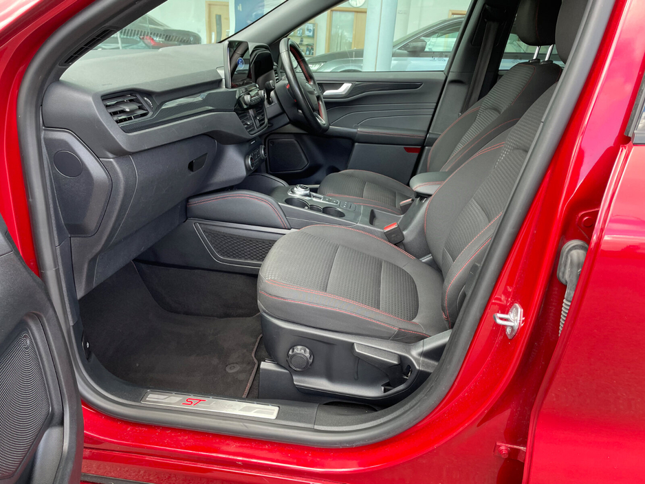 2022 Ford Kuga - image 5