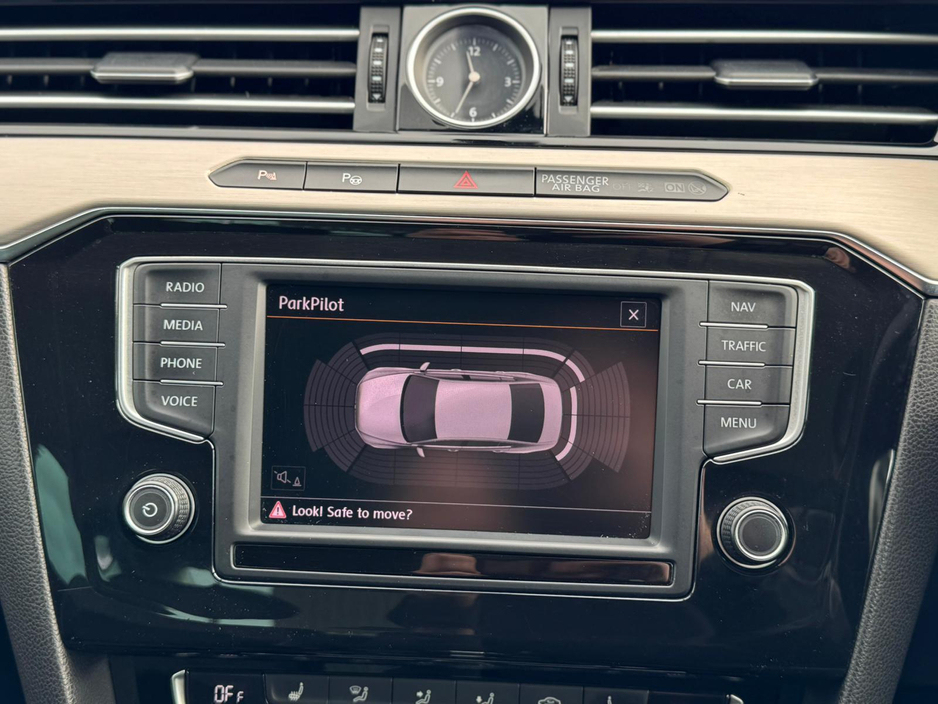 2016 Volkswagen Passat - image 24