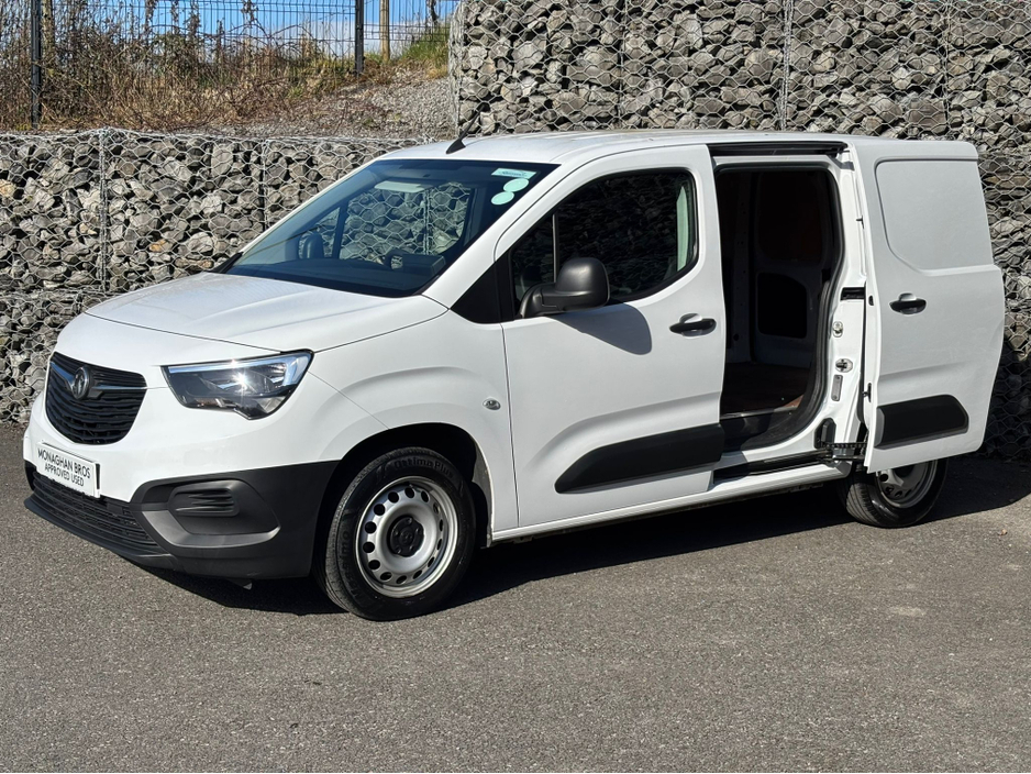 2022 Vauxhall Combo - image 10