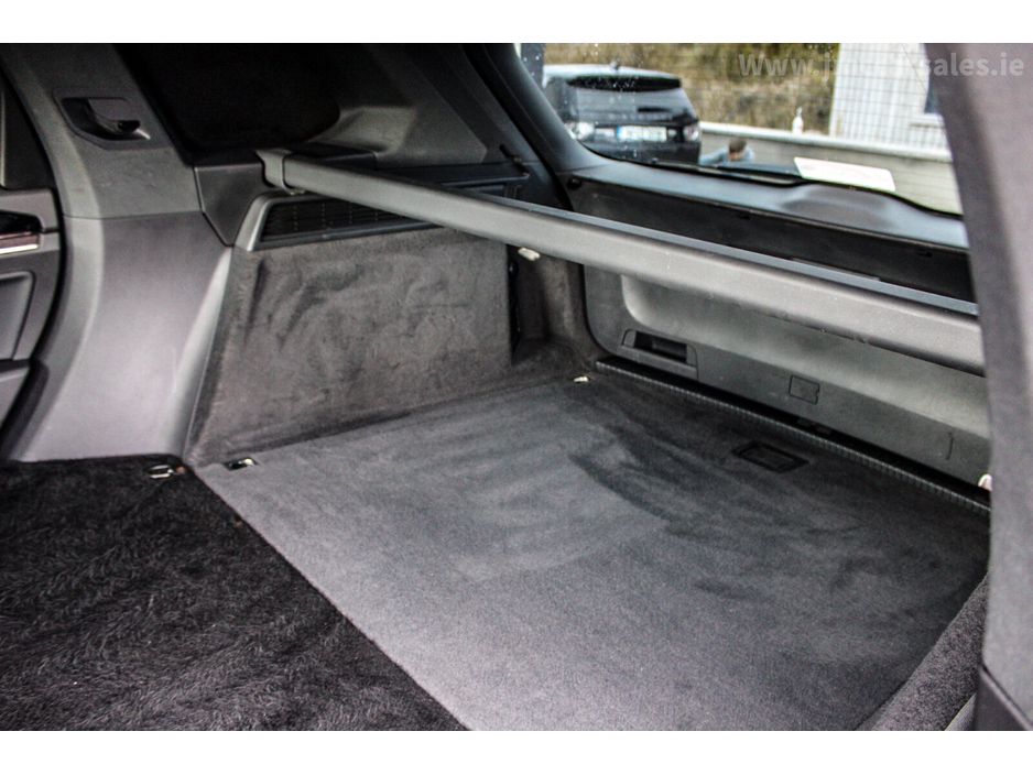 2021 Volkswagen Touareg - image 26