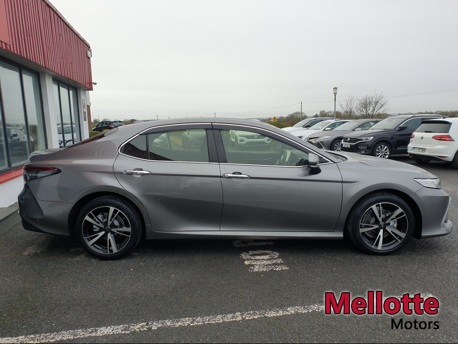 2022 Toyota Camry - image 7