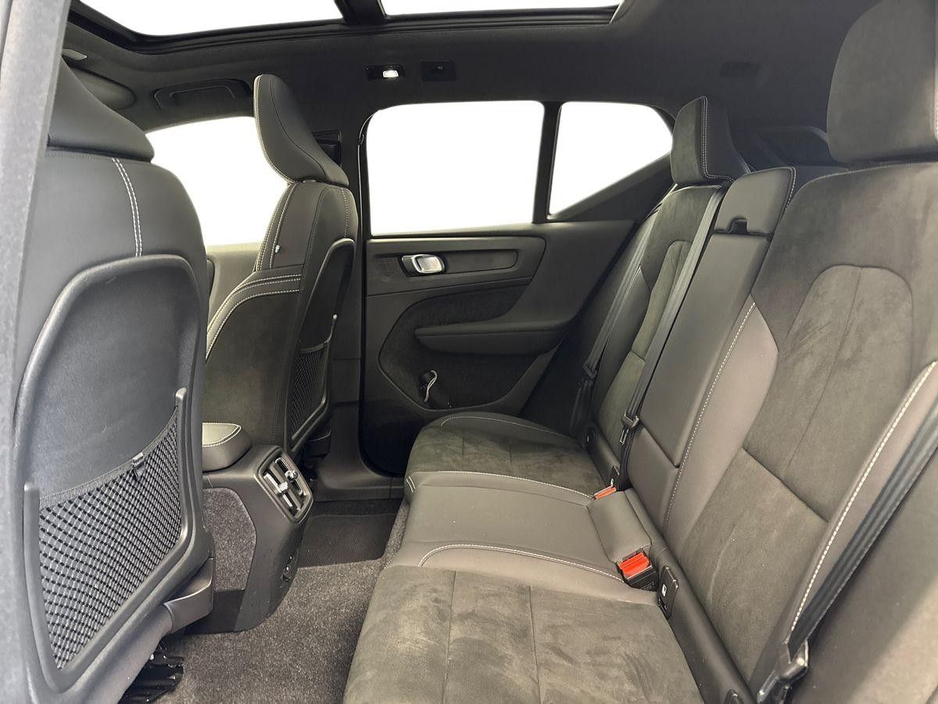 2023 Volvo XC40 - image 10