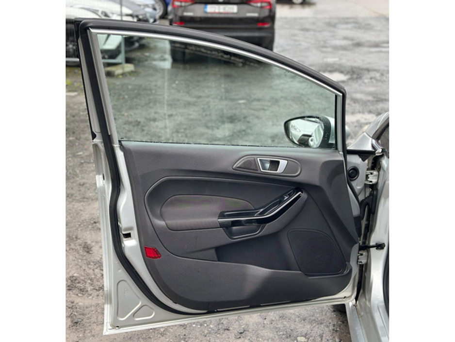 2016 Ford Fiesta - image 6