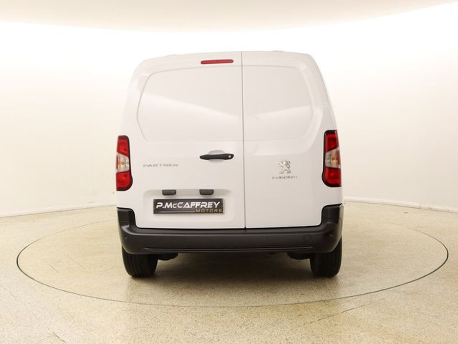 2022 Peugeot Partner - image 6