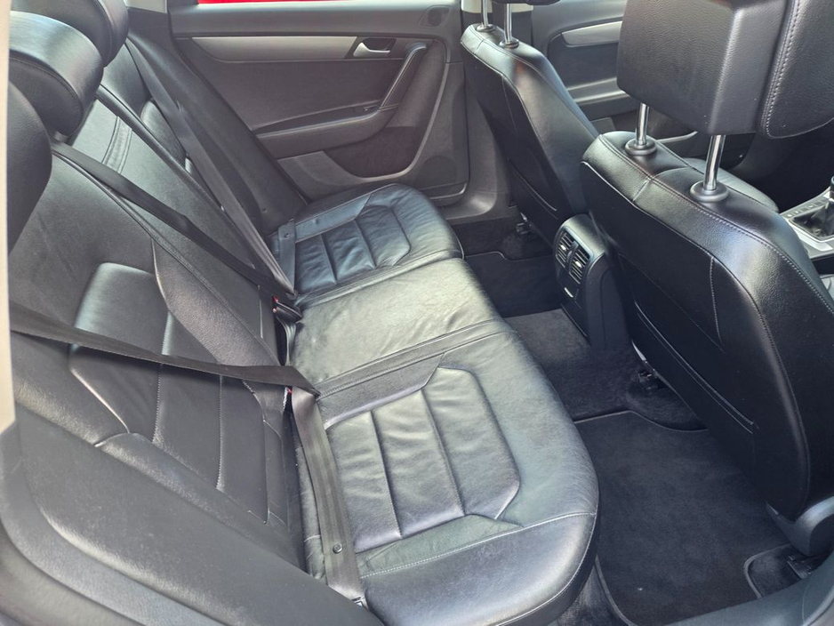 2014 Volkswagen Passat - image 11