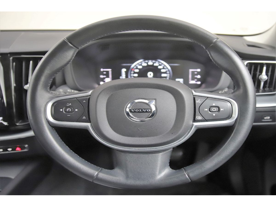 2018 Volvo XC60 - image 13