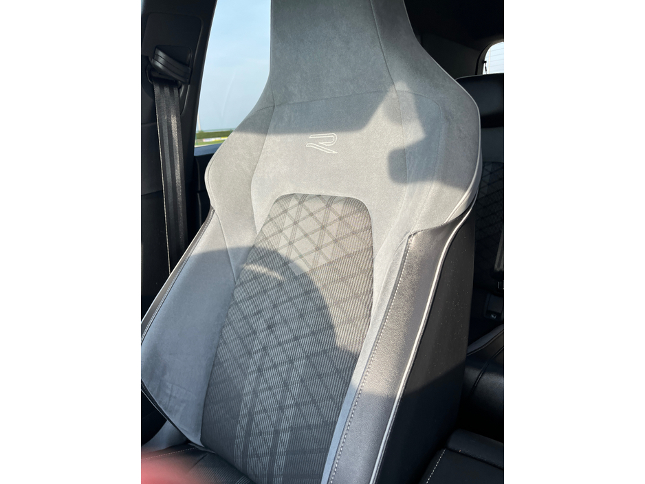 2022 Volkswagen Golf - image 14