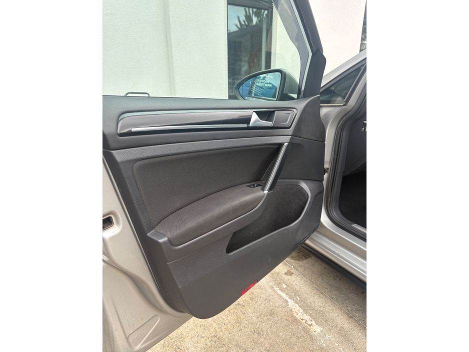 2014 Volkswagen Golf - image 24