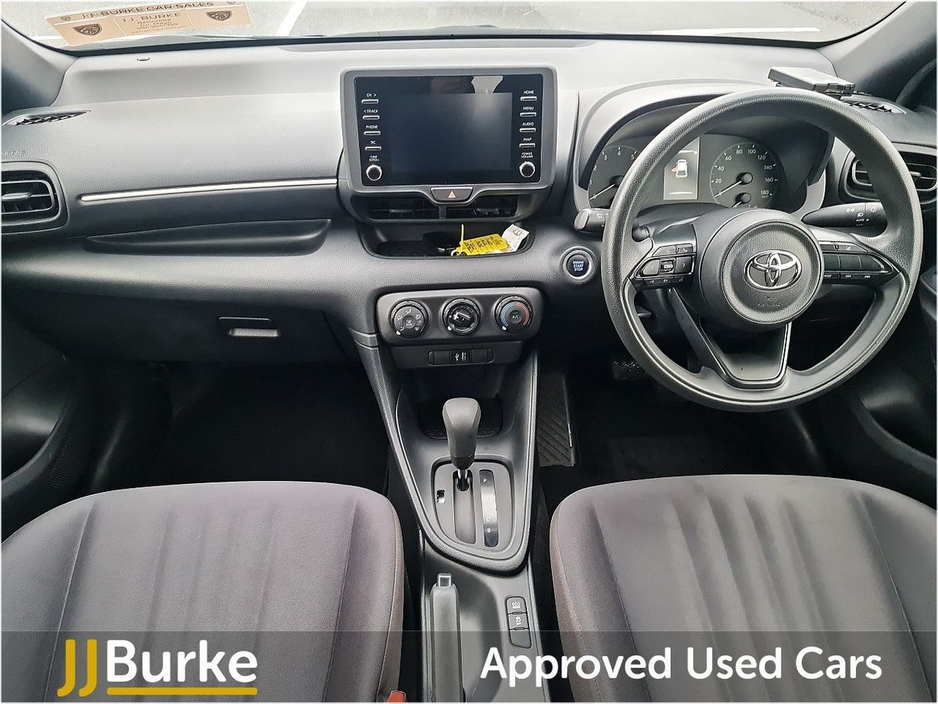 2022 Toyota Yaris - image 9