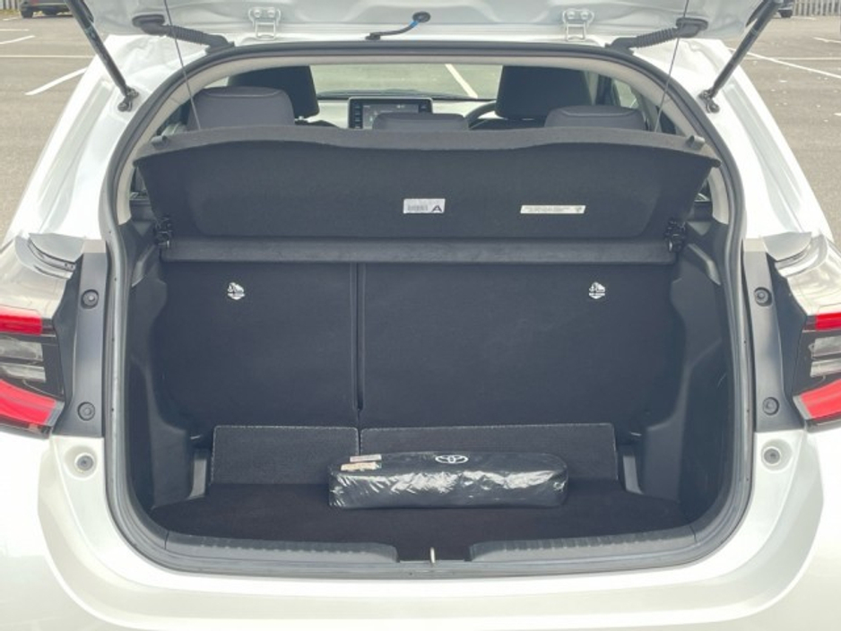 2023 Toyota Yaris - image 10