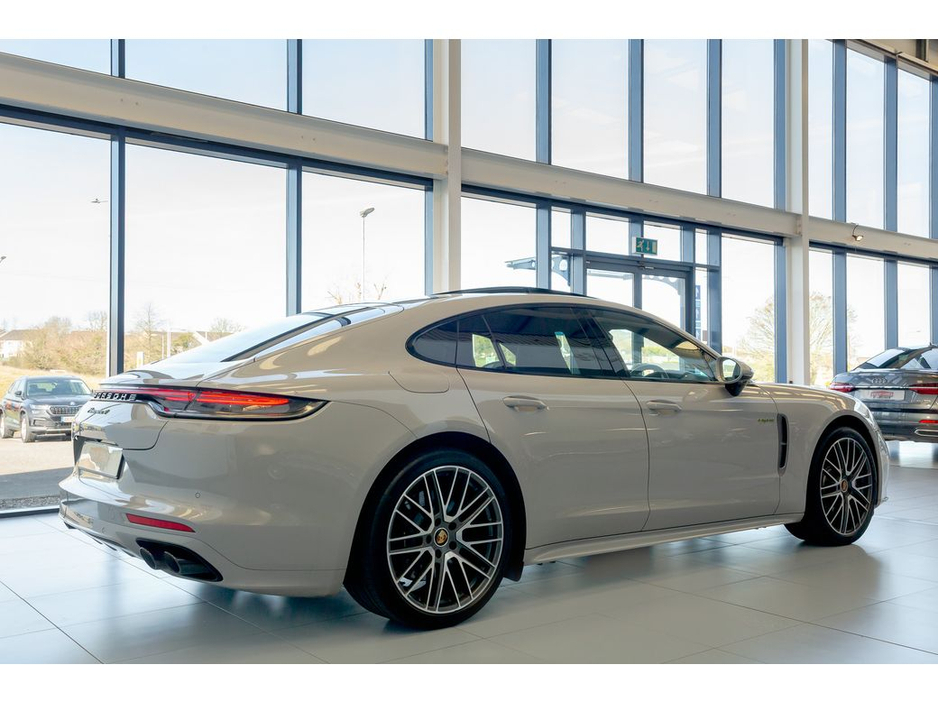 2023 Porsche Panamera - image 9
