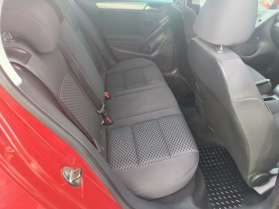 2011 Volkswagen Golf - image 12