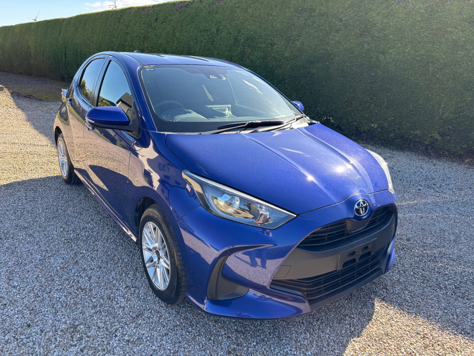 2022 Toyota Yaris - image 2