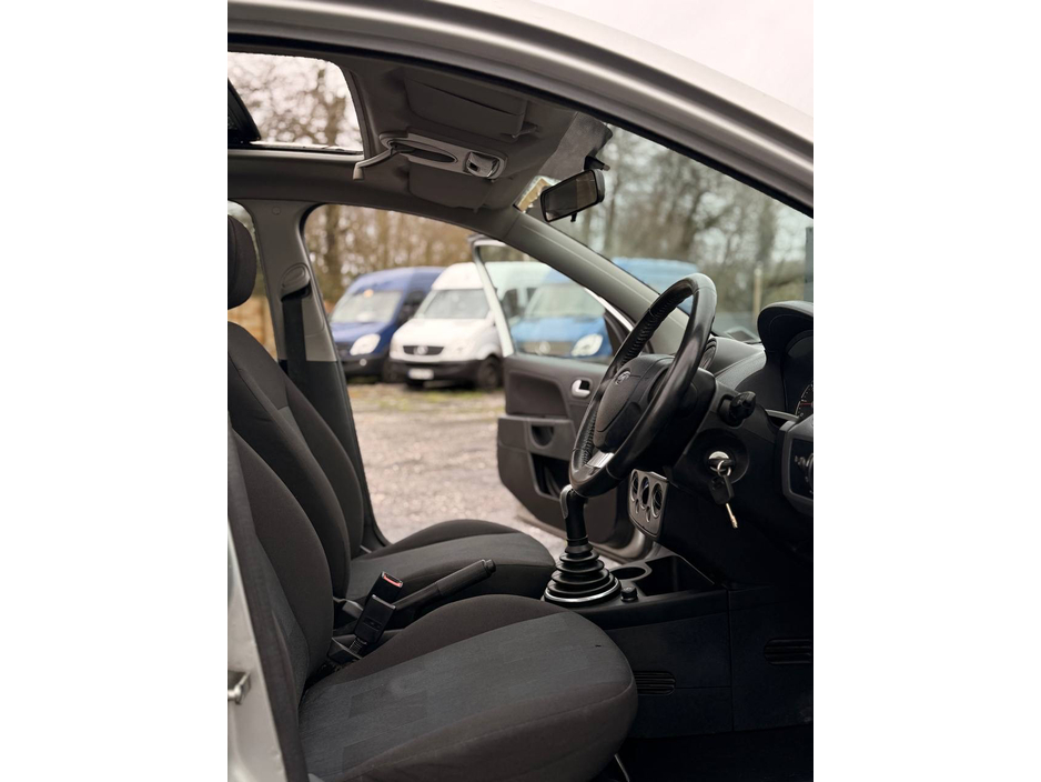 2007 Ford Fiesta - image 27