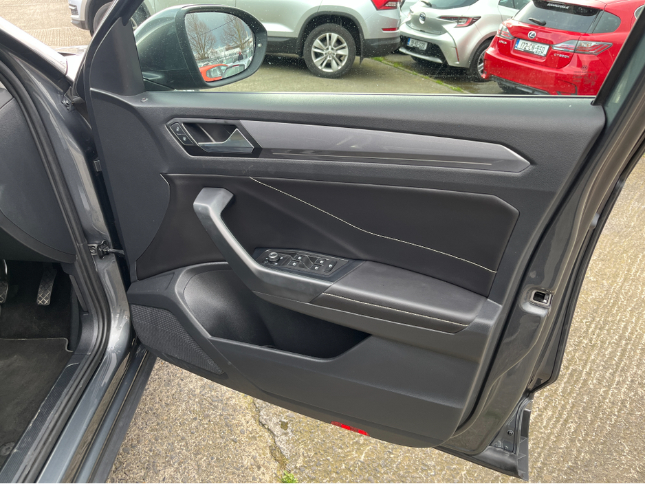 2024 Volkswagen T-Roc - image 12