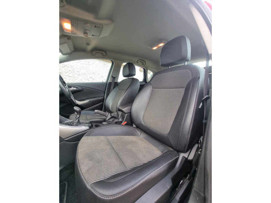 2013 Opel Astra - image 18