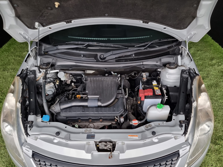 2012 Suzuki Swift - image 8