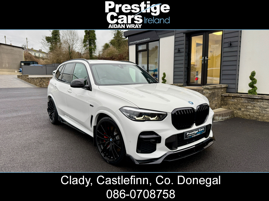 2022 BMW X5 XDRIVE 45E M SPORT AUTO,M PERFORMANCE BODY KIT,ALPINE WHITE,PLUS PACK,TECH PACK,HEAD UP DISPLAY,HEATED LEATHER,APPLE CAR PLAY,ADJUSTABLE SUSPENSION,CAMERAS,FACTORY UP GRADED BRAKES,FBMWSH,HIGH SPEC €64,950