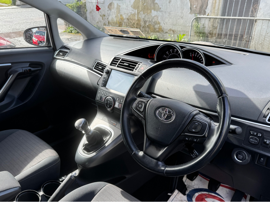 2017 Toyota Verso - image 3