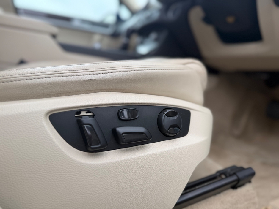 2018 Volkswagen Touareg - image 13