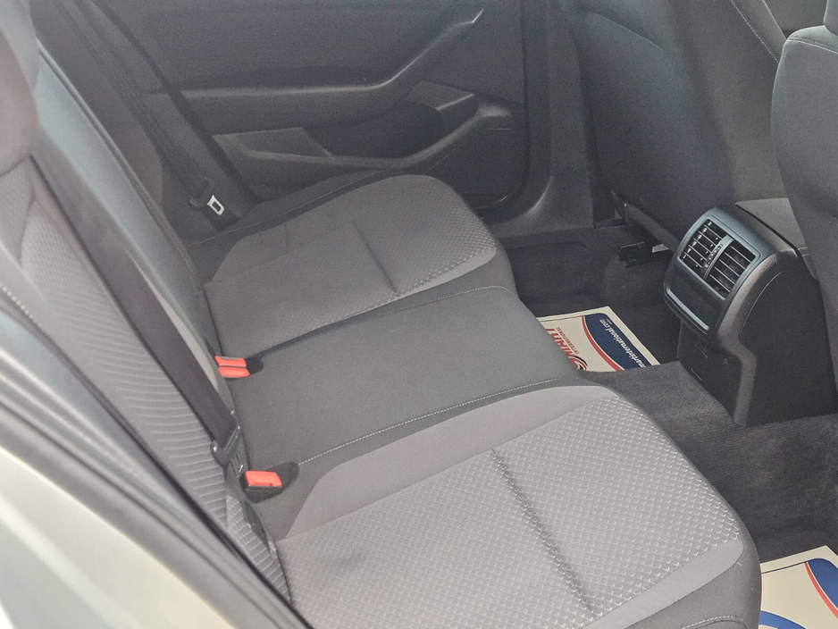 2018 Volkswagen Passat - image 5