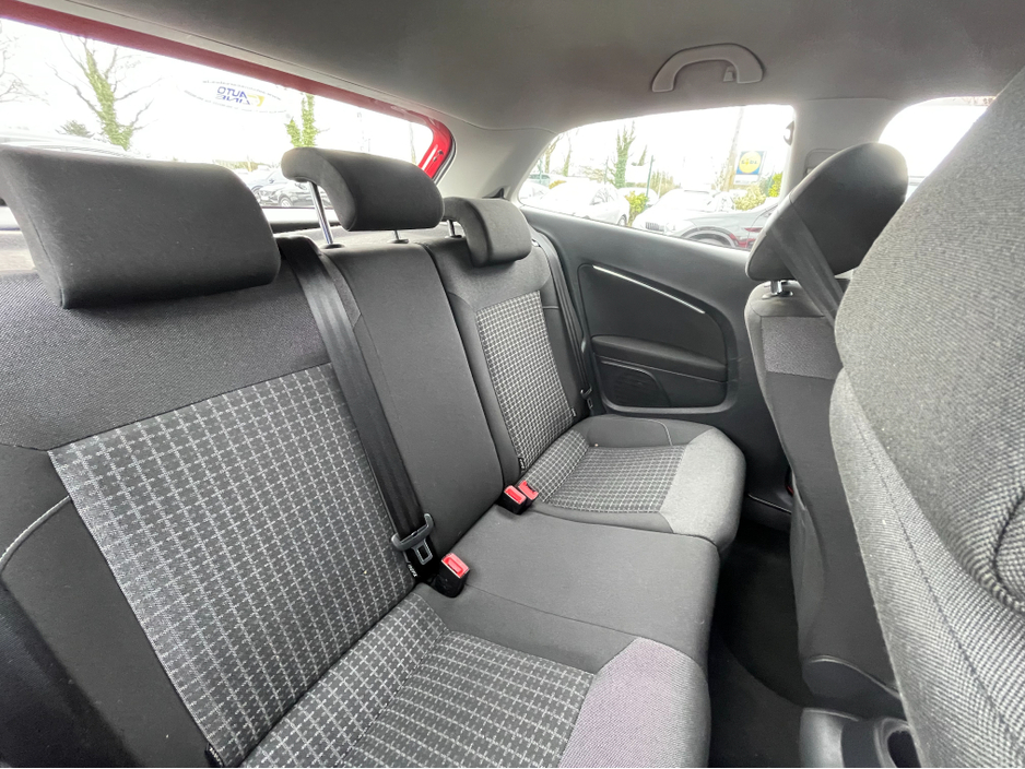 2015 Volkswagen Polo - image 7