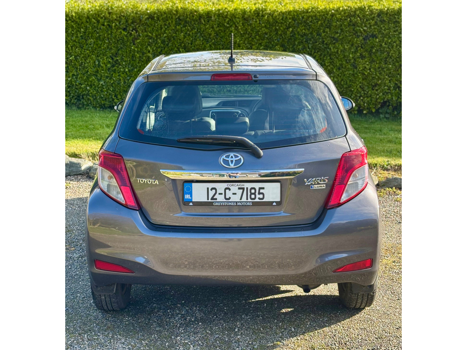 2012 Toyota Yaris - image 8