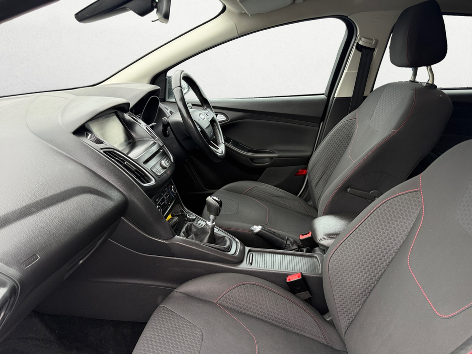 2016 Ford Focus - image 8