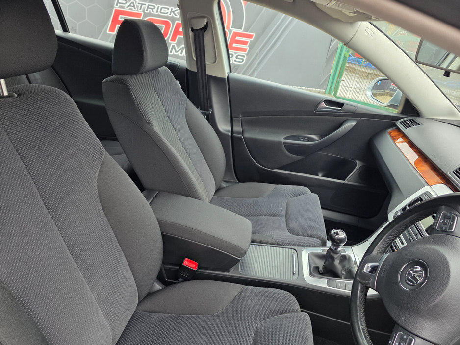 2010 Volkswagen Passat - image 8