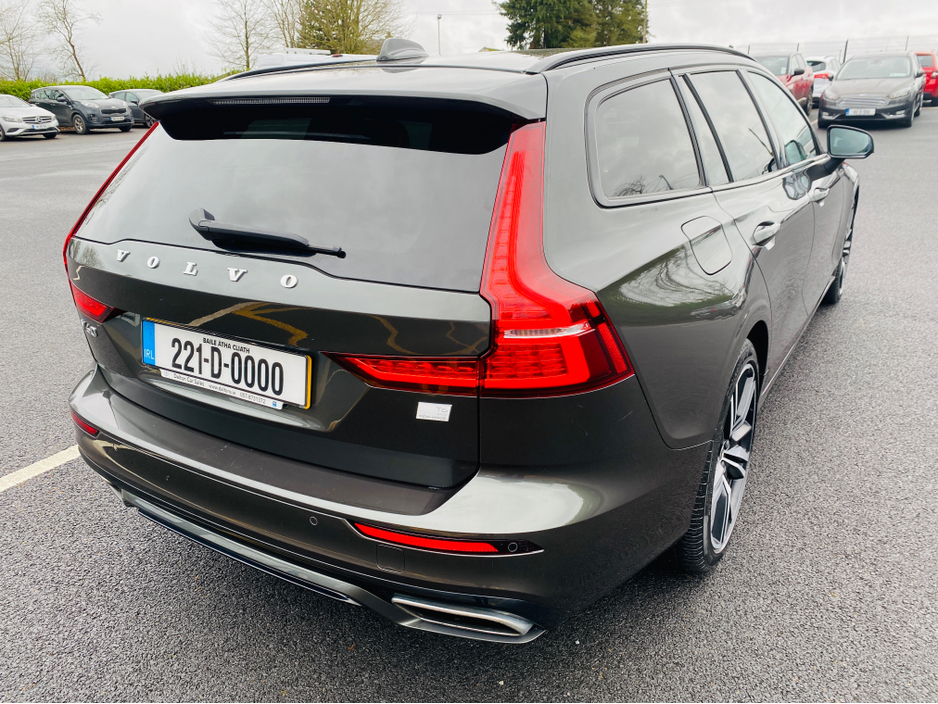 2022 Volvo V60 - image 5