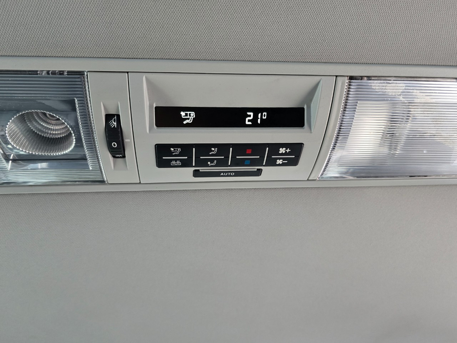 2018 Volkswagen Transporter - image 7